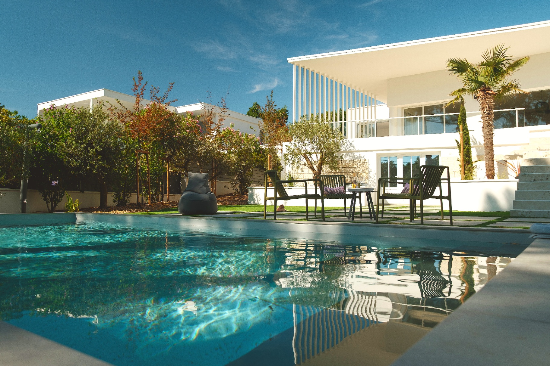 Villa Les Pins à Pontaillac, Royan — vue de la piscine et de la villa