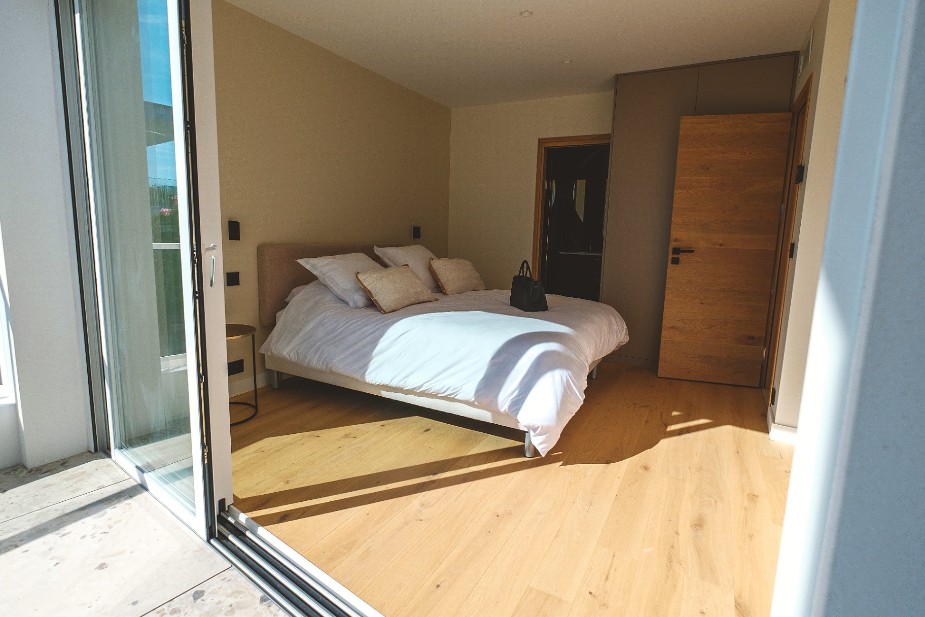 Chambre principale ouverte sur le balcon