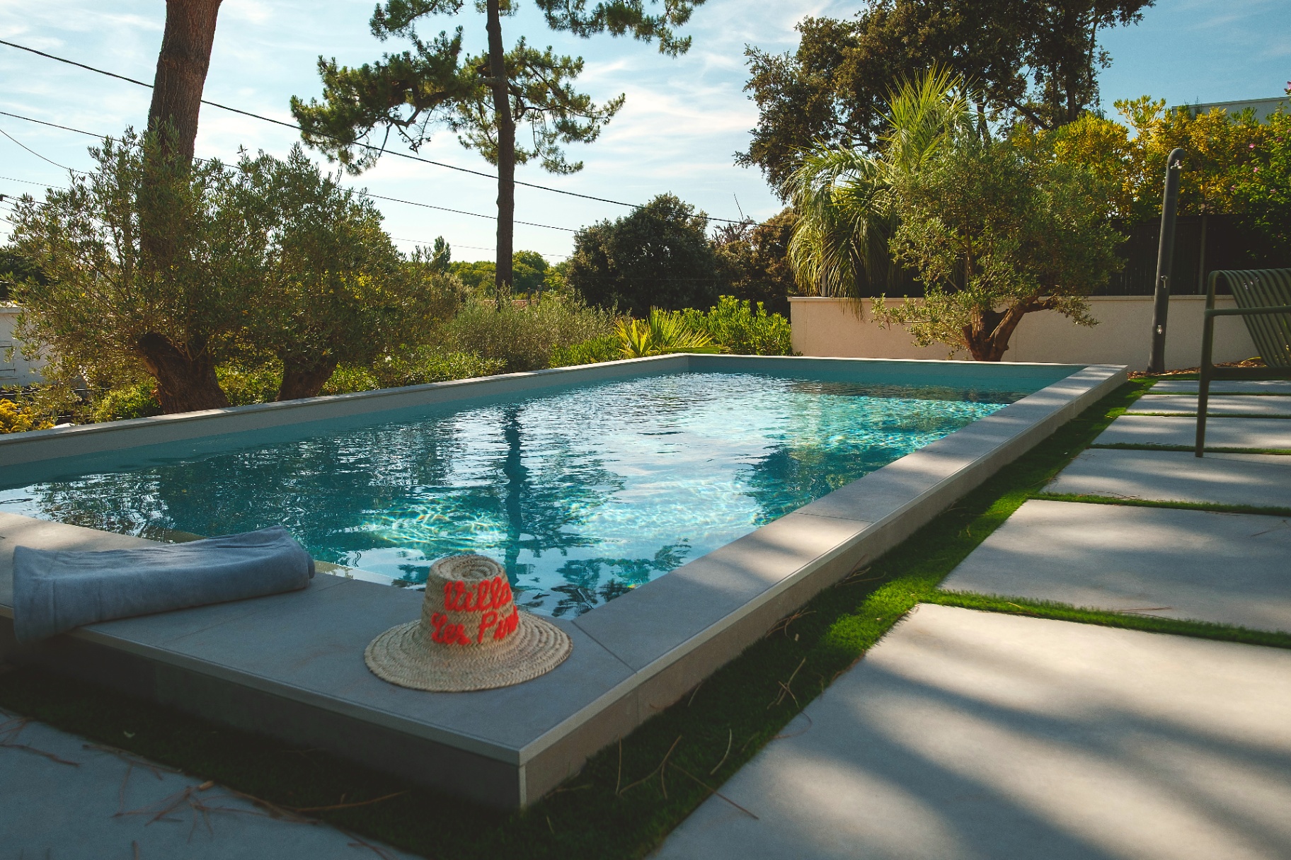 Bord de piscine avec chapeau Villa Les Pins