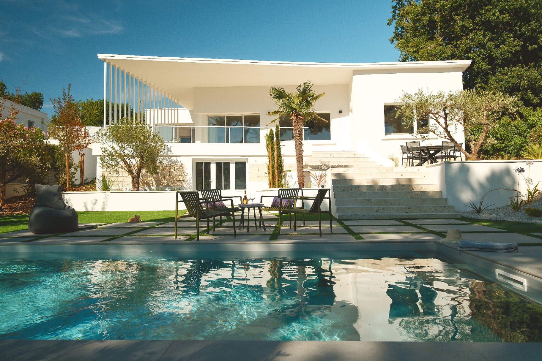 Piscine et villa vues depuis le jardin
