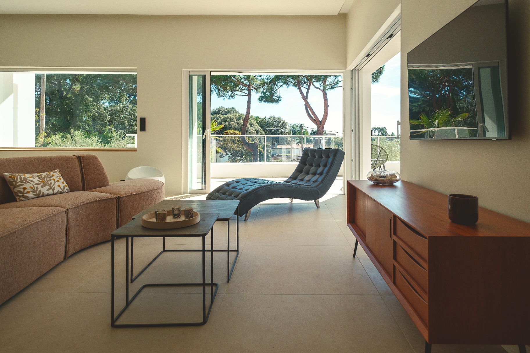 Salon lounge avec vue sur la terrasse