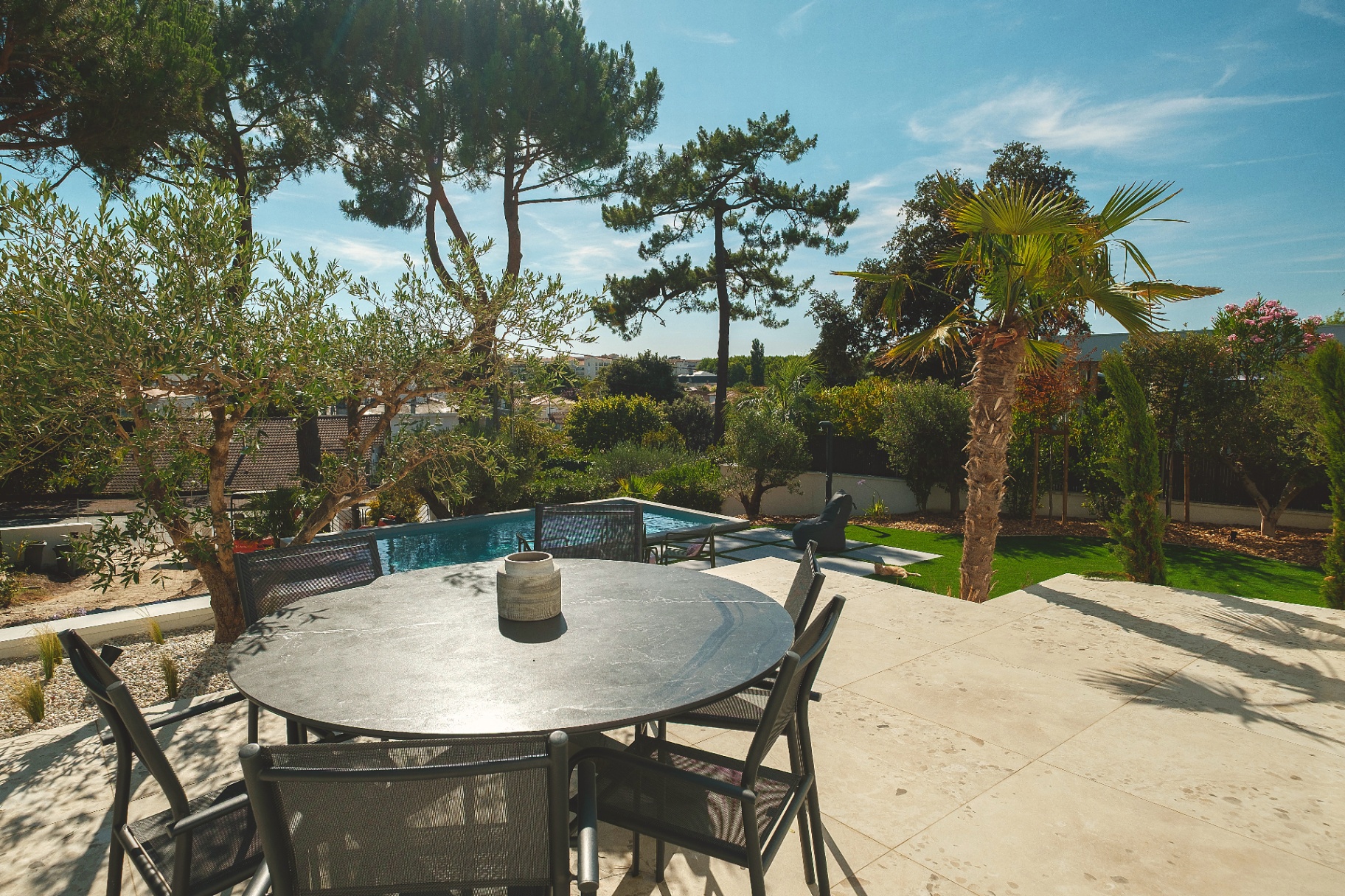 Table à manger extérieure avec vue panoramique