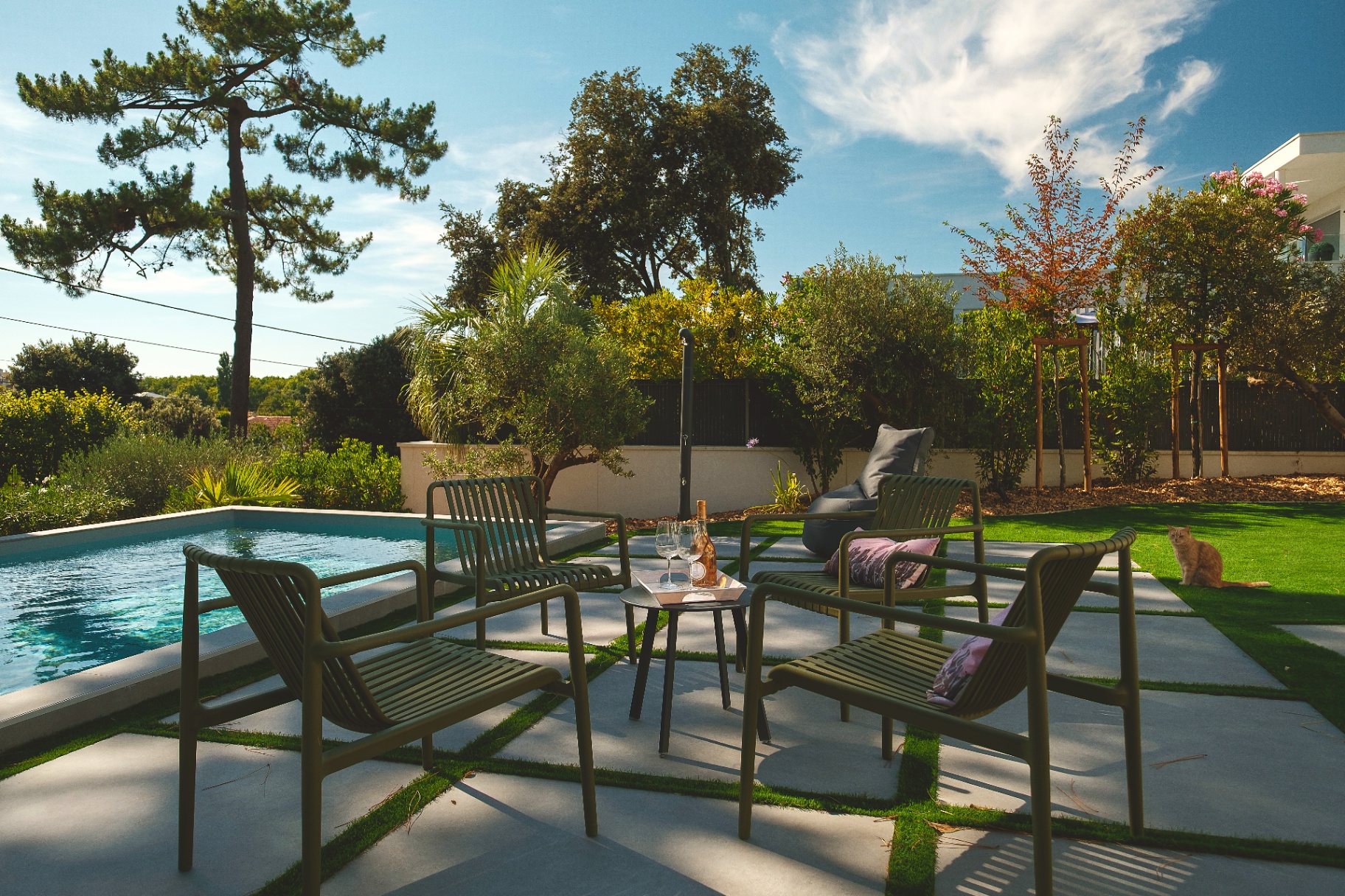 Fauteuils vert olive au bord de la piscine